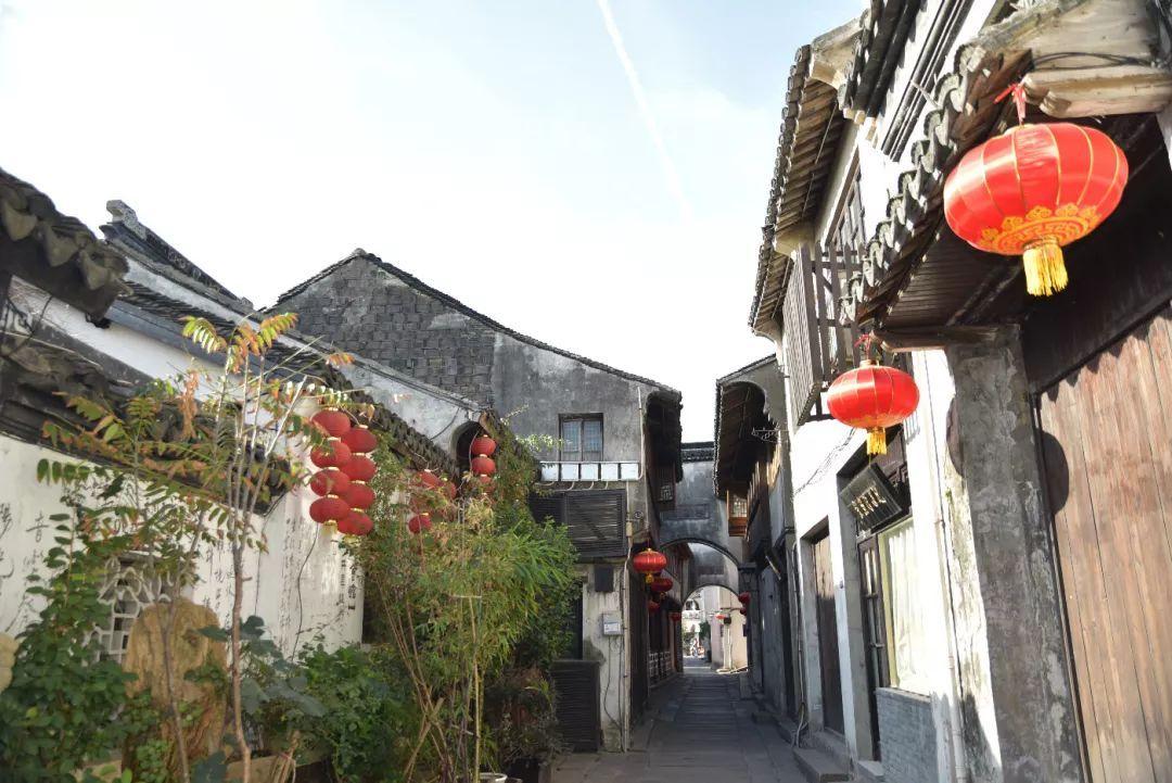 如果自己小学喜欢的人在初中是其他班，应该追不追呀？游戏画面